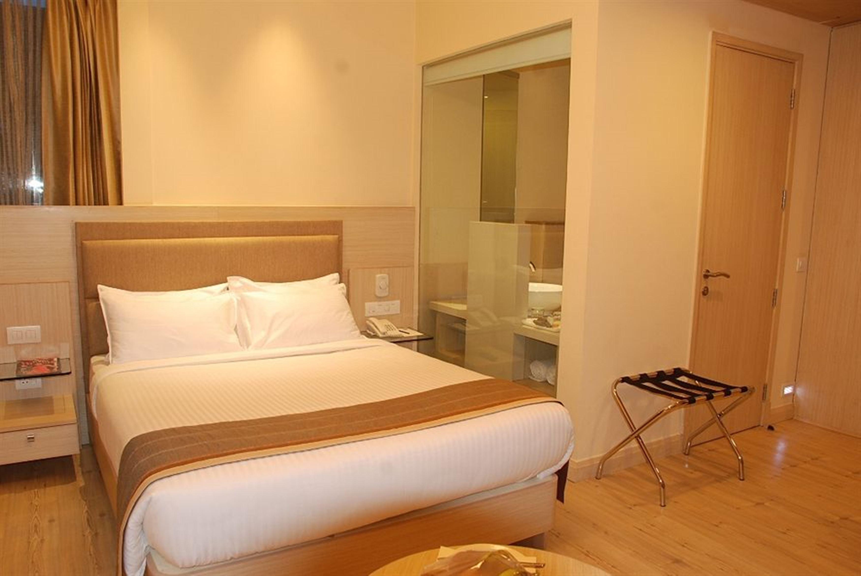 Sarovar Portico Naraina, Hotel Neu-Delhi Exterior foto