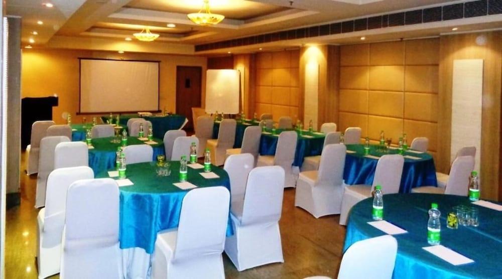 Sarovar Portico Naraina, Hotel Neu-Delhi Exterior foto