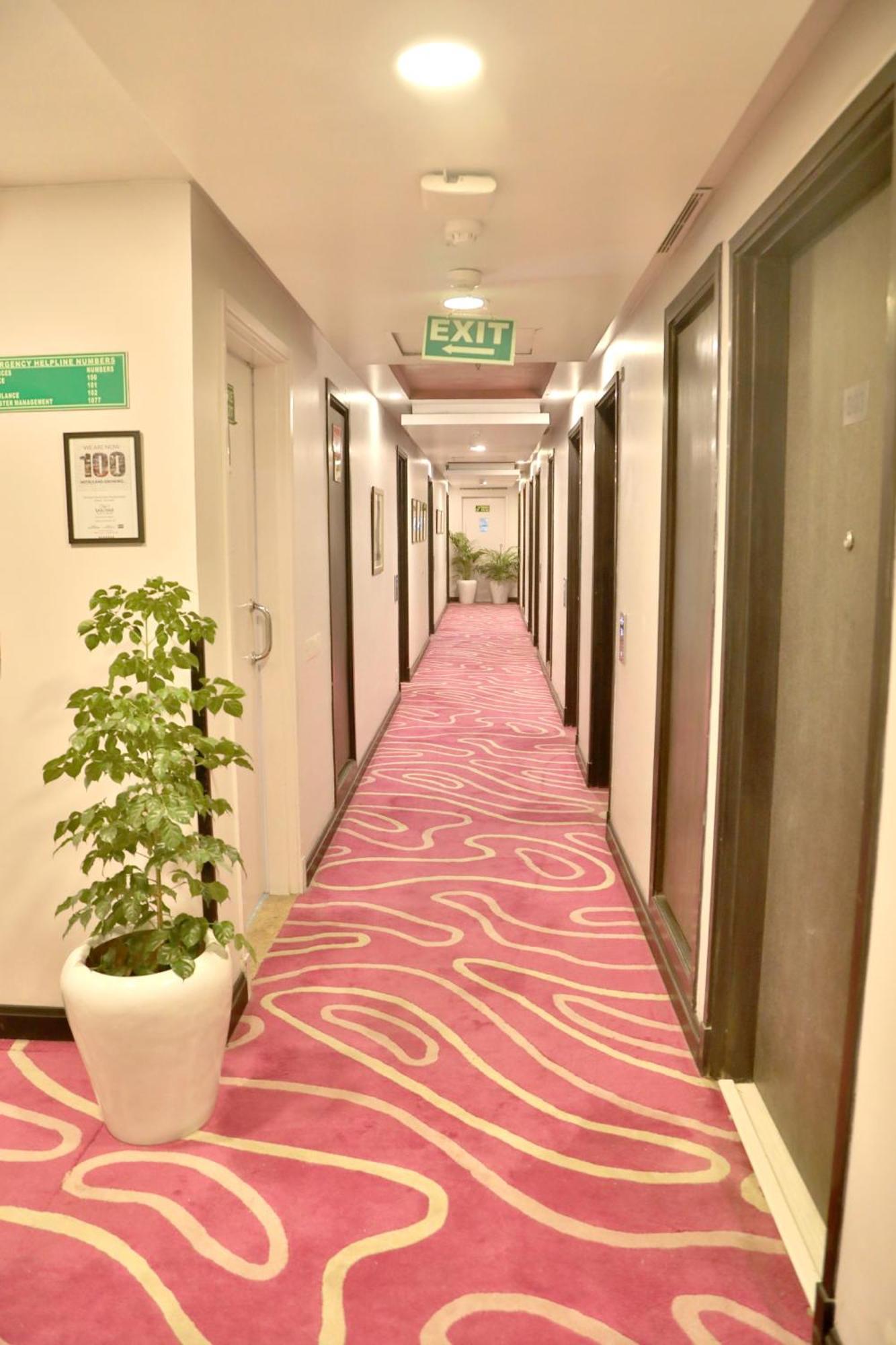 Sarovar Portico Naraina, Hotel Neu-Delhi Exterior foto